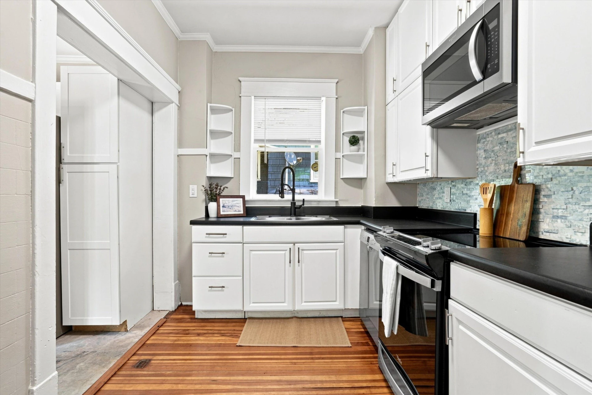 2143 Broadway AVE SW - Photo 9