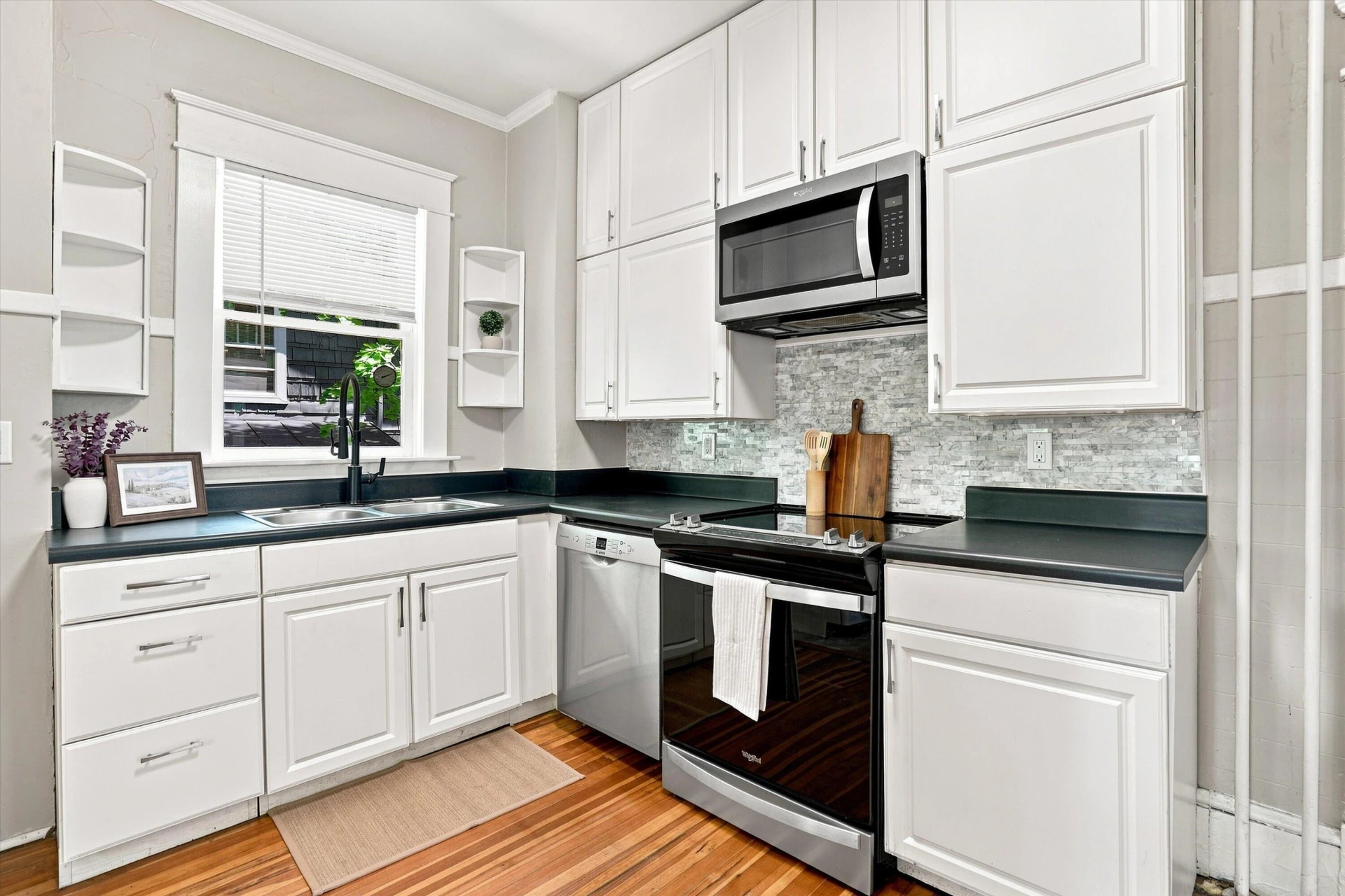 2143 Broadway AVE SW - Photo 10