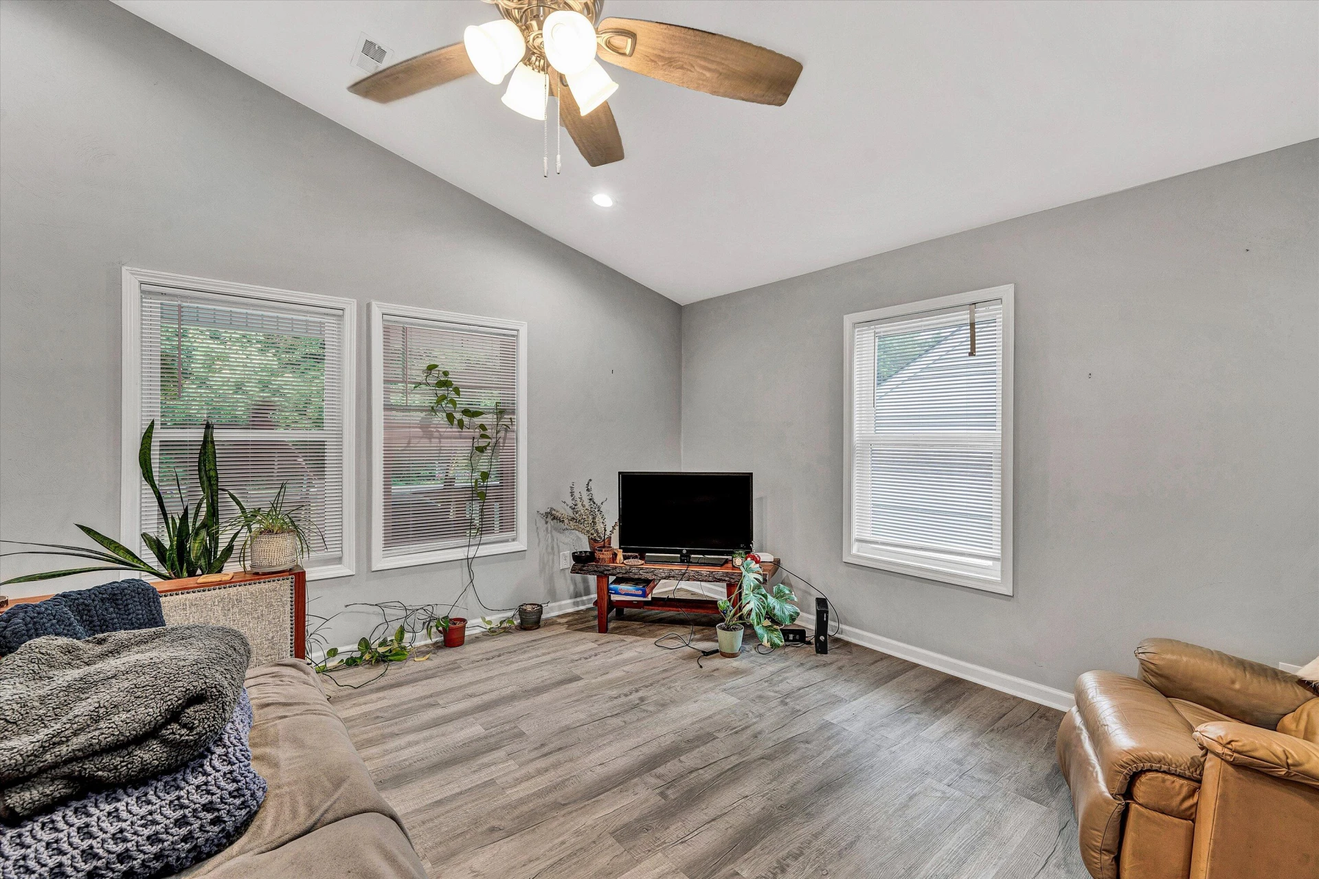 1718 Dundee AVE SE - Photo 4