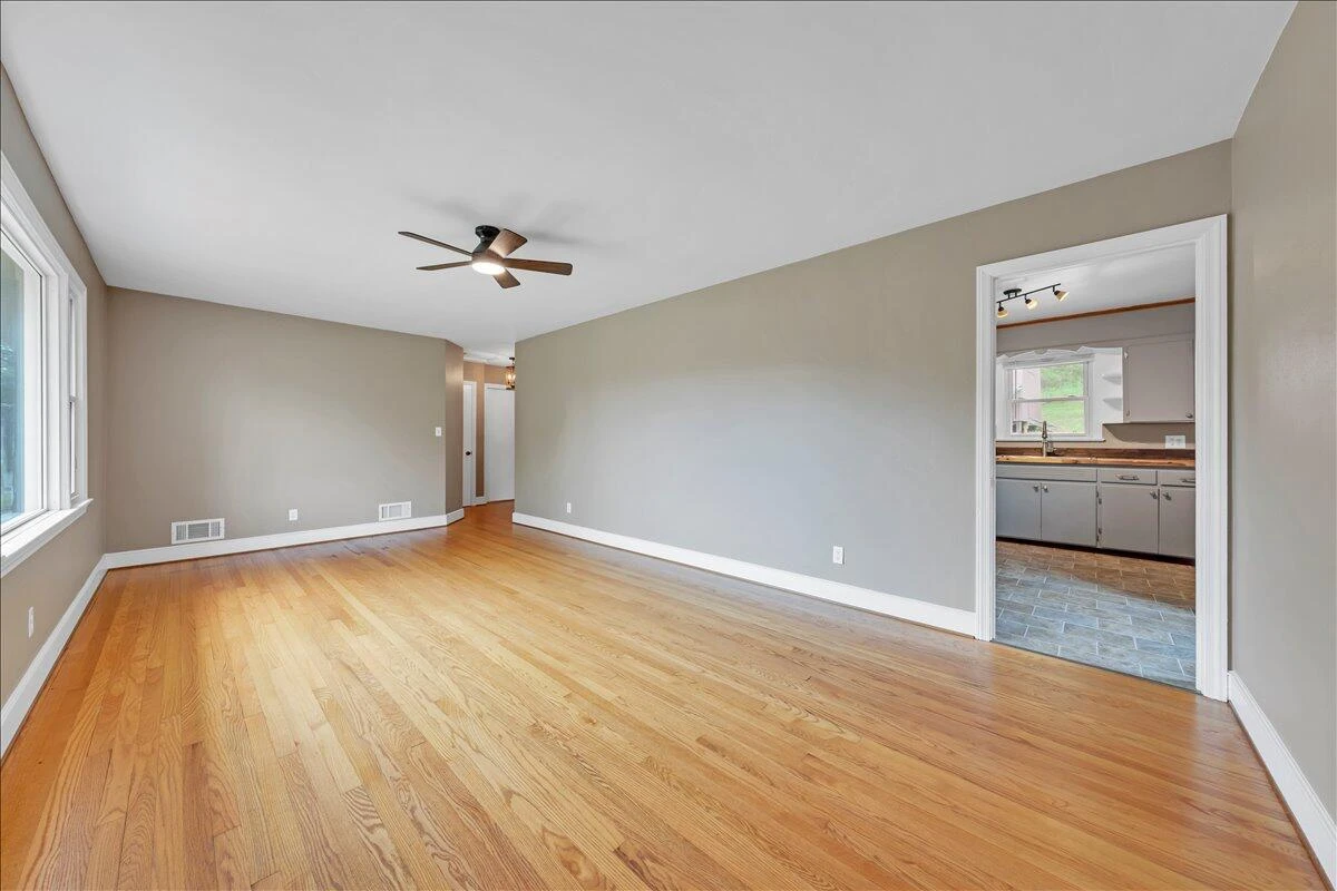 724 Vine ST - Photo 3