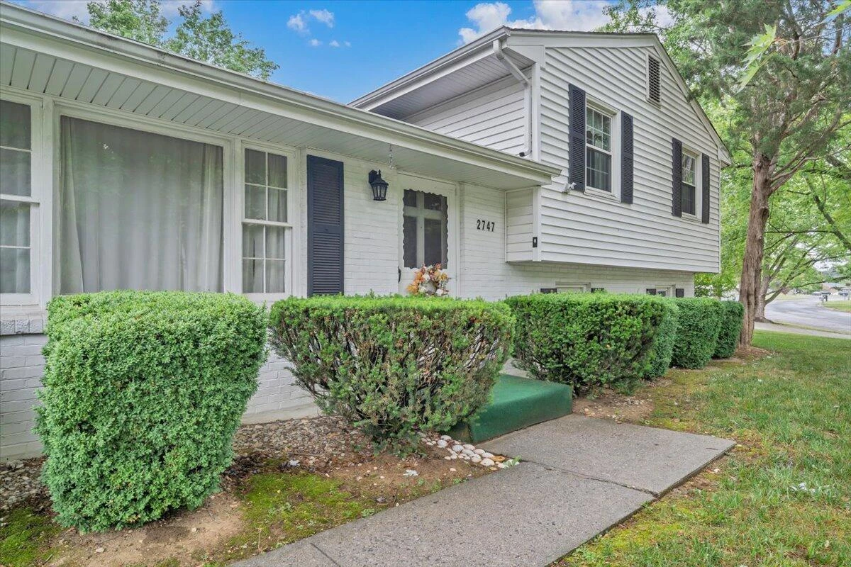 2747 Embassy DR - Photo 2