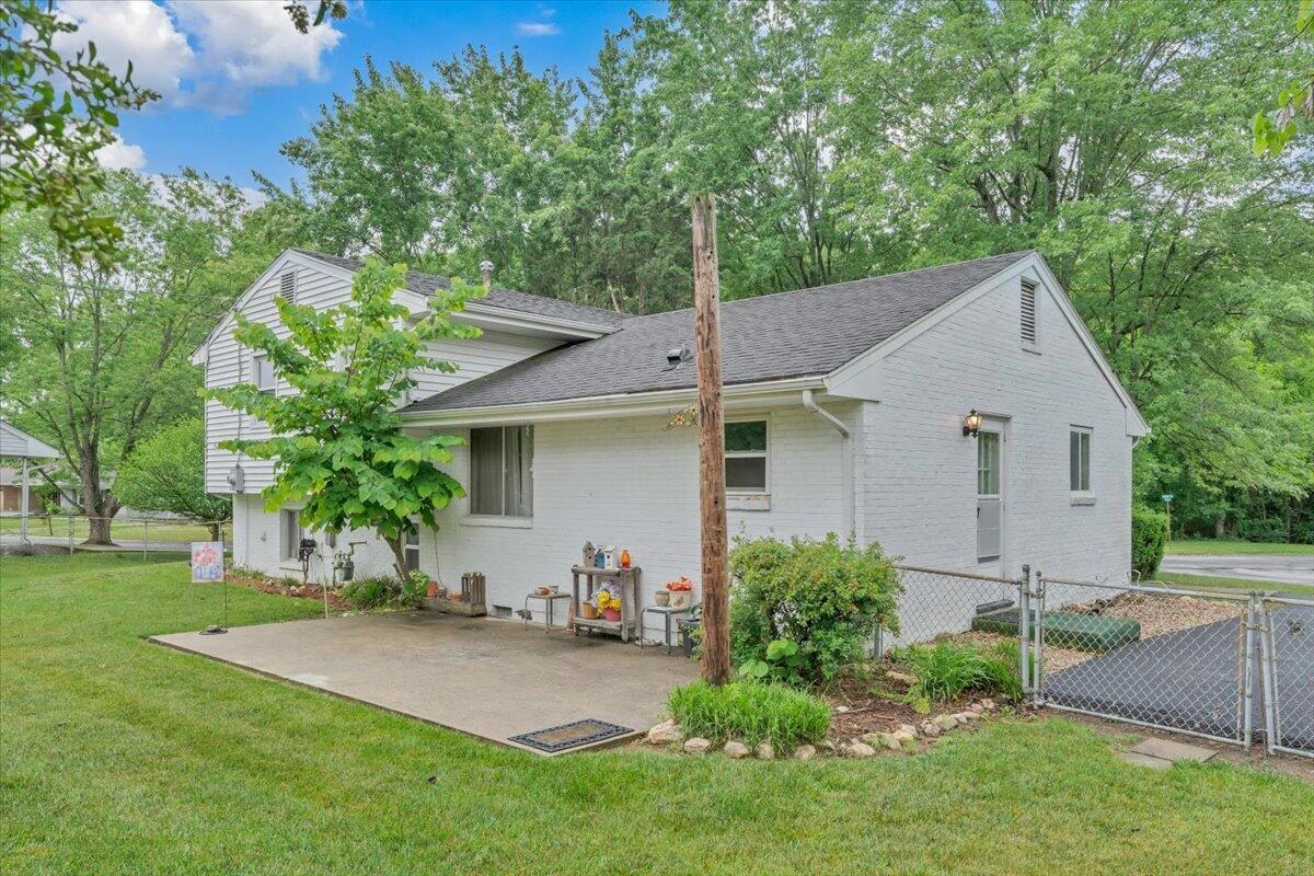 2747 Embassy DR - Photo 32