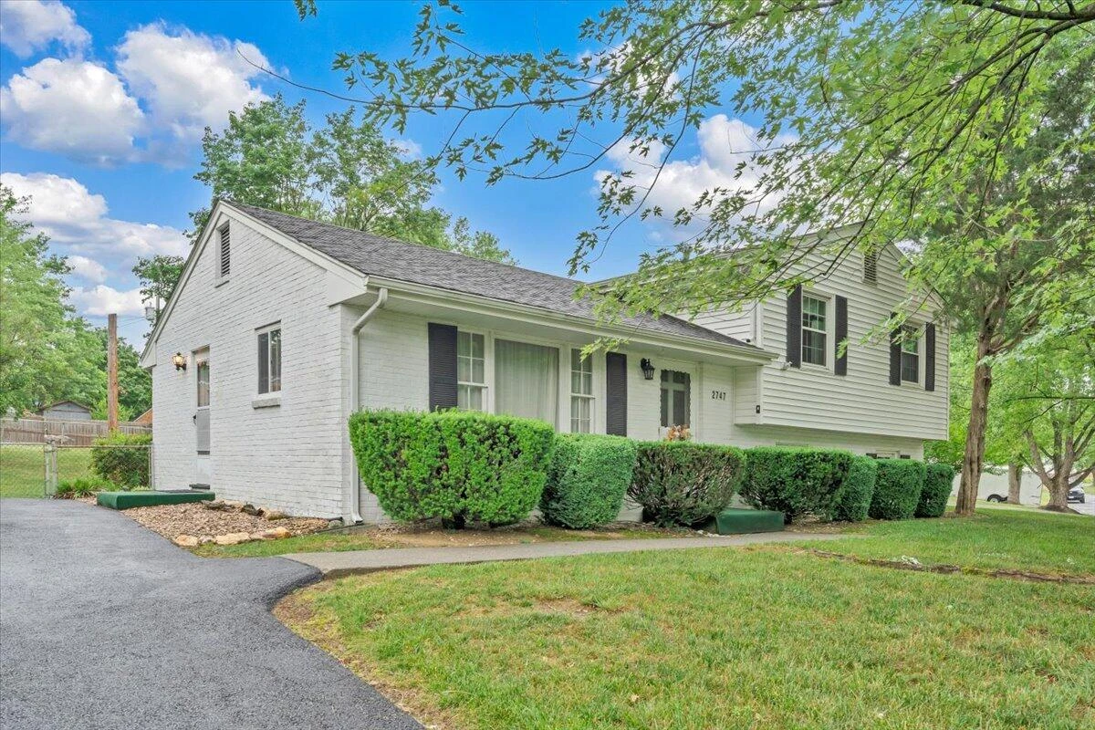 2747 Embassy DR - Photo 36
