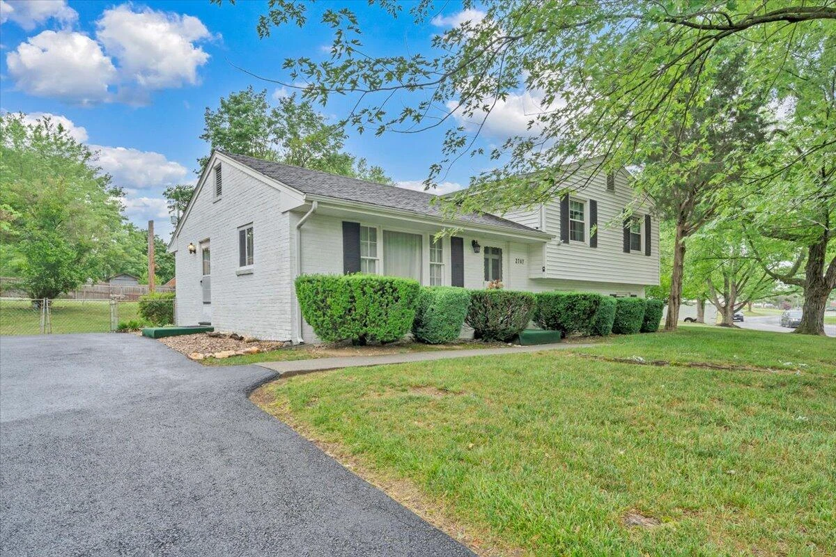 2747 Embassy DR - Photo 37