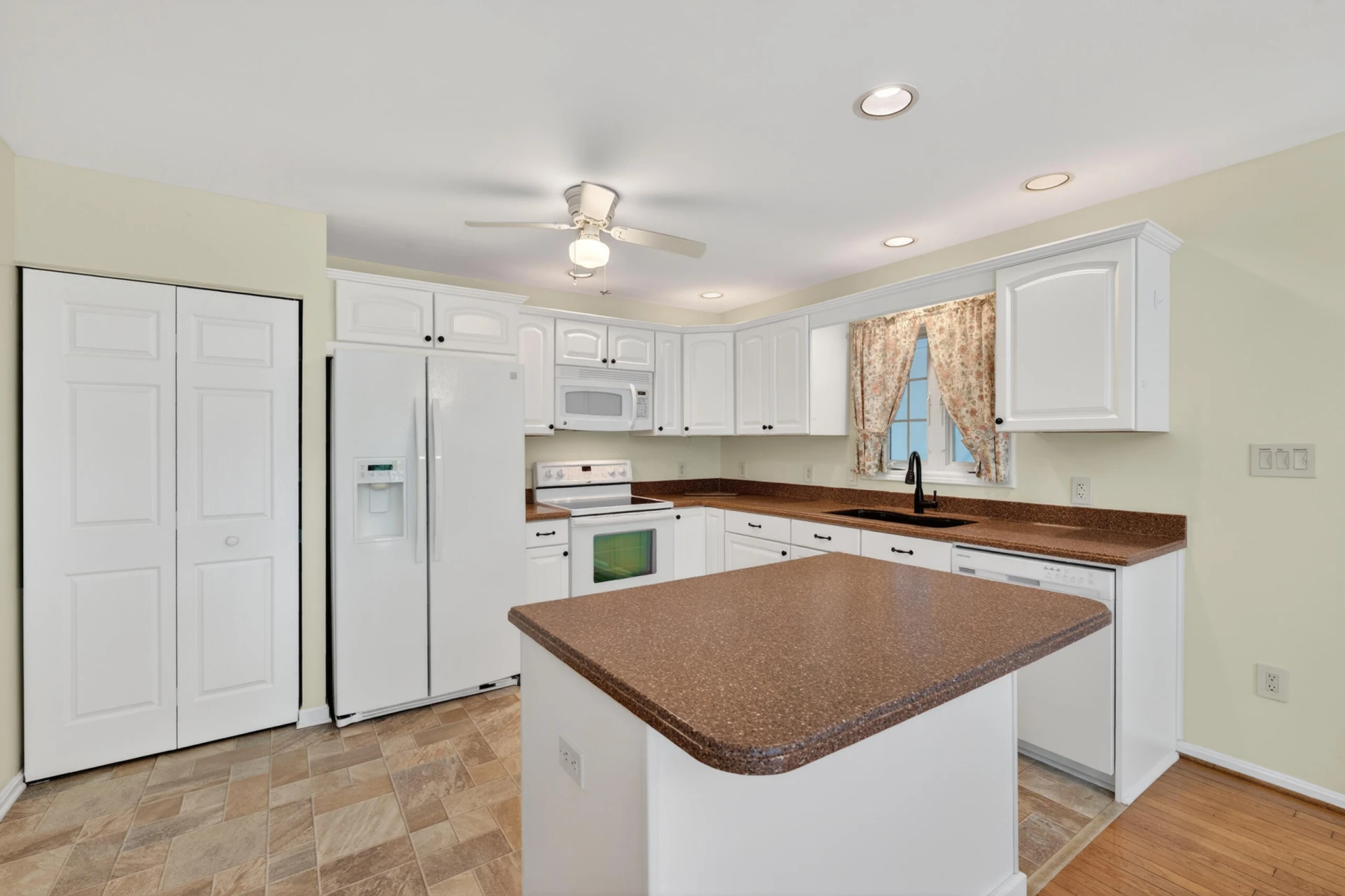 107 Creeden DR - Photo 2