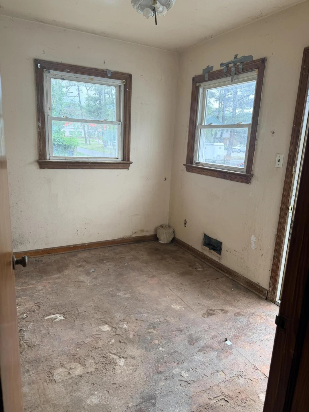 300 E Riverside DR - Photo 4