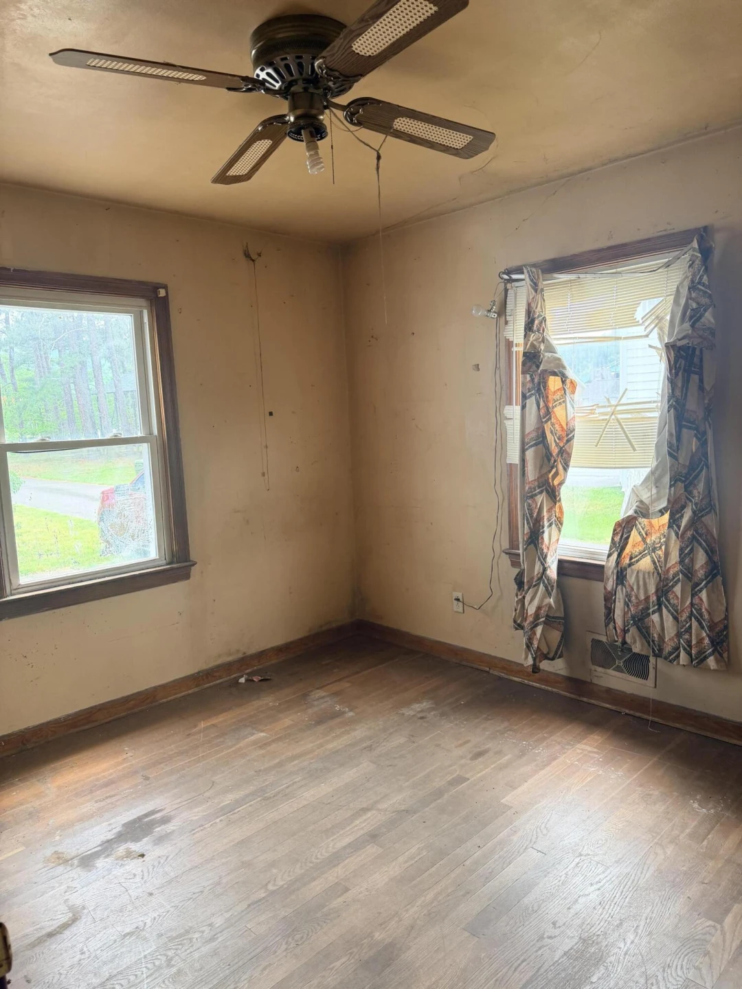 300 E Riverside DR - Photo 5