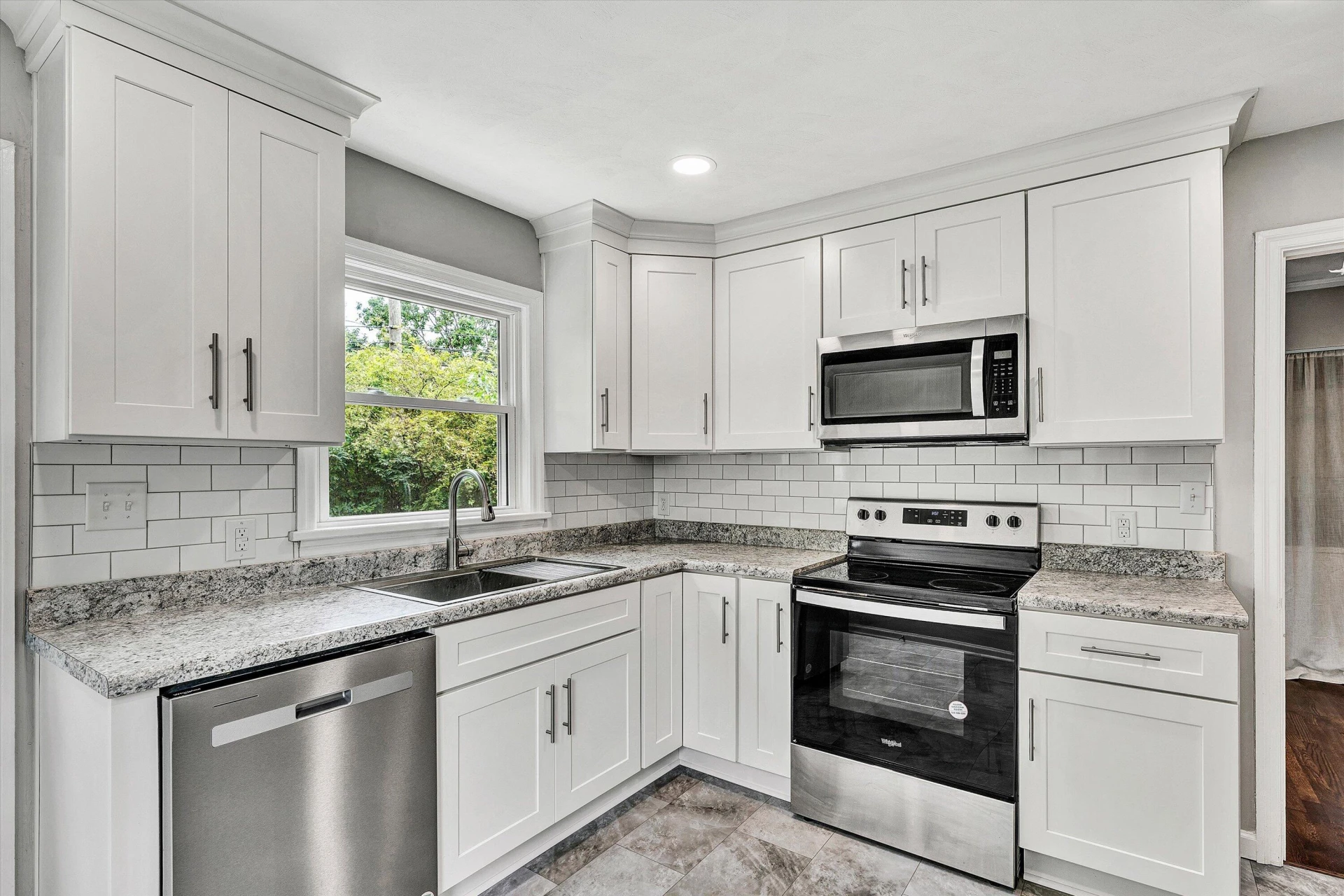 1214 Hamilton AVE SW - Photo 5