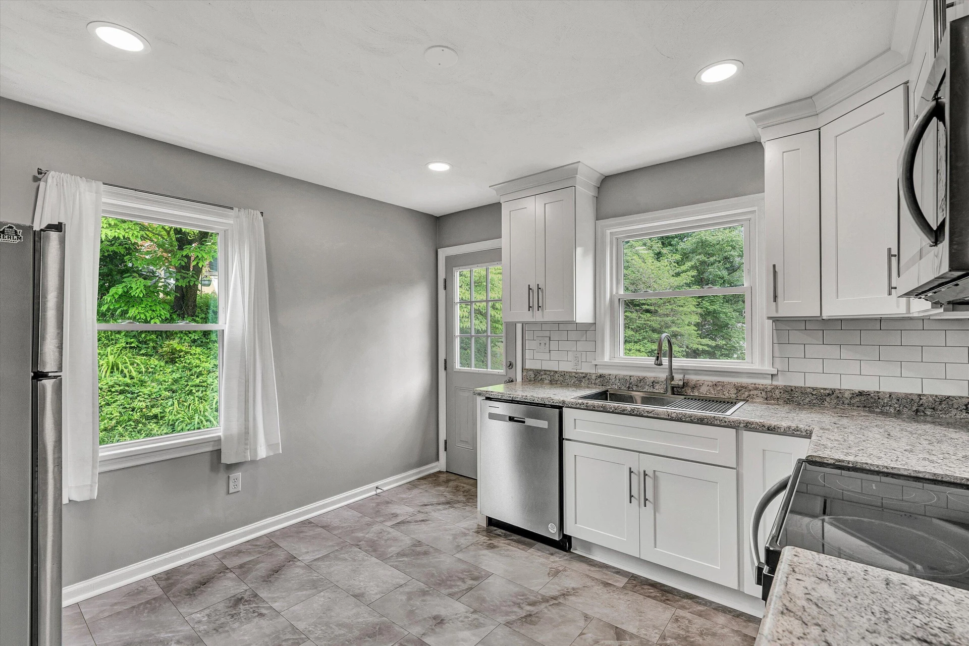 1214 Hamilton AVE SW - Photo 6