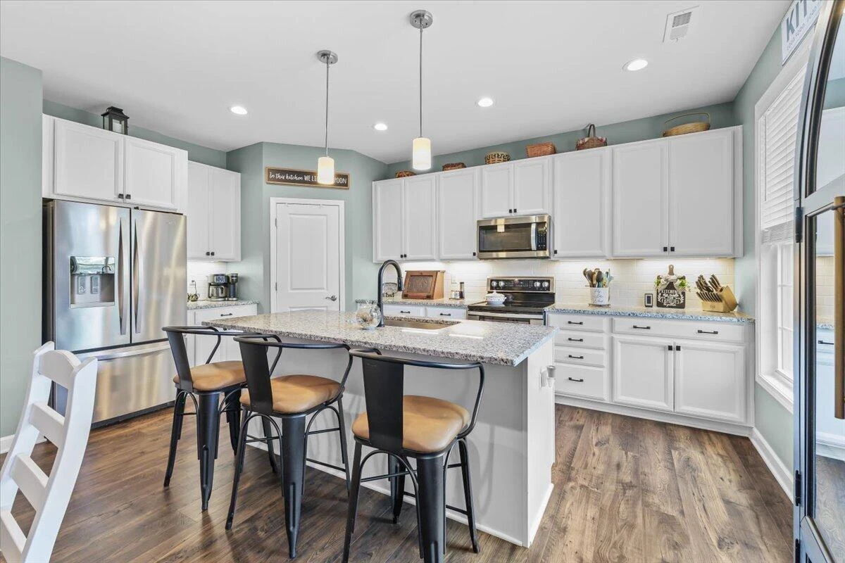 202 Georgia CT NE - Photo 2