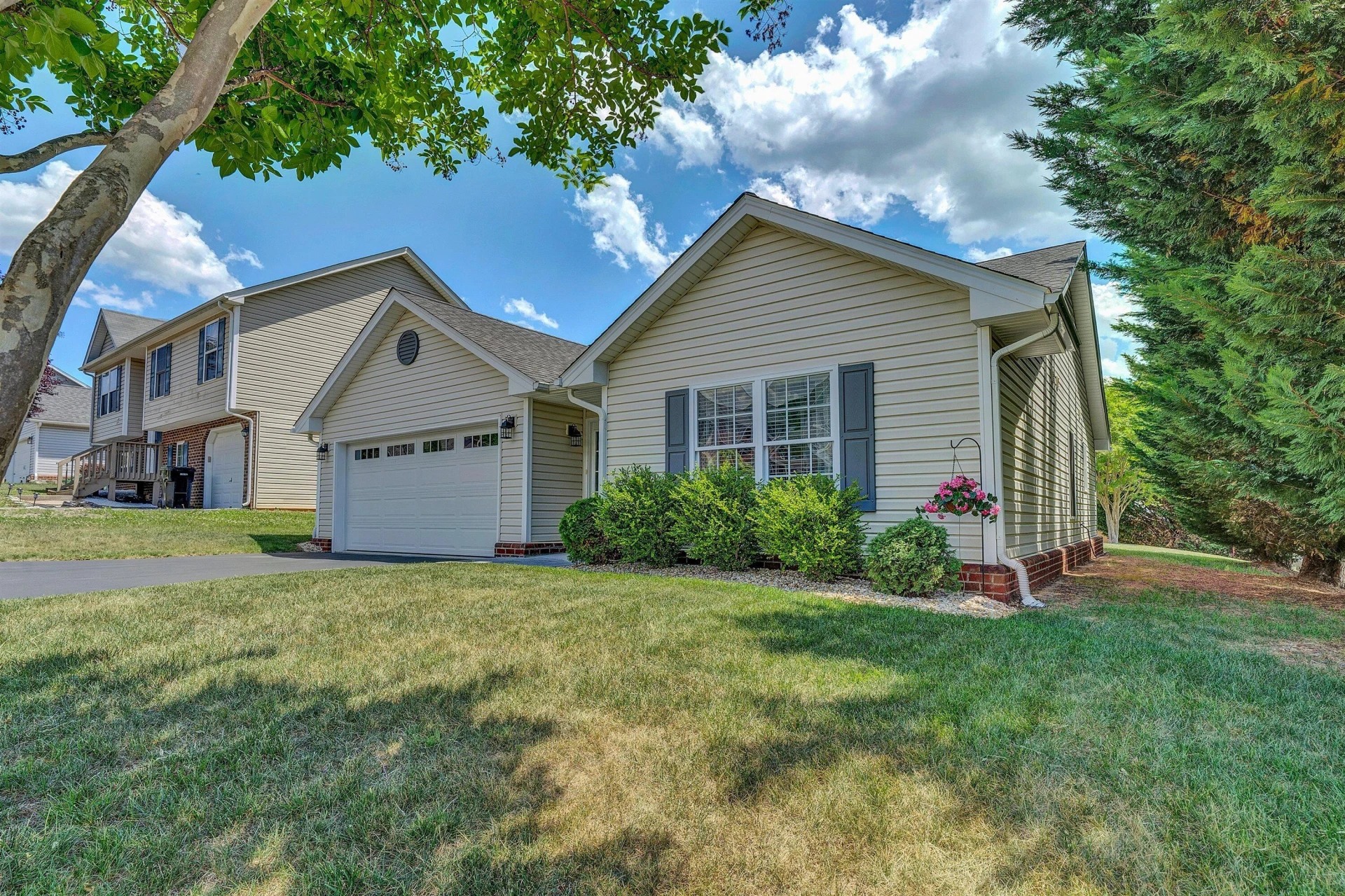 2605 Queens WAY - Photo 2