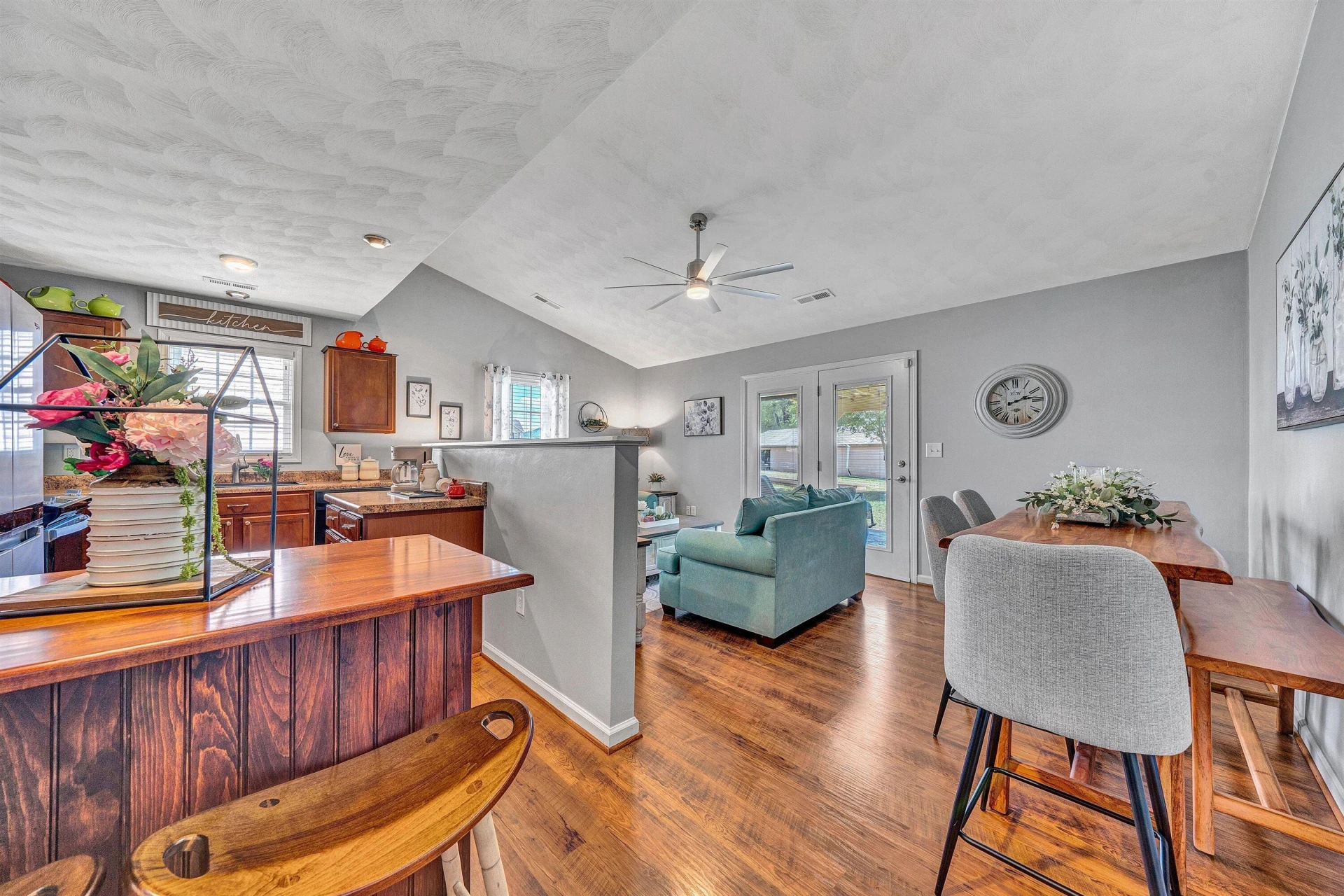 2605 Queens WAY - Photo 5