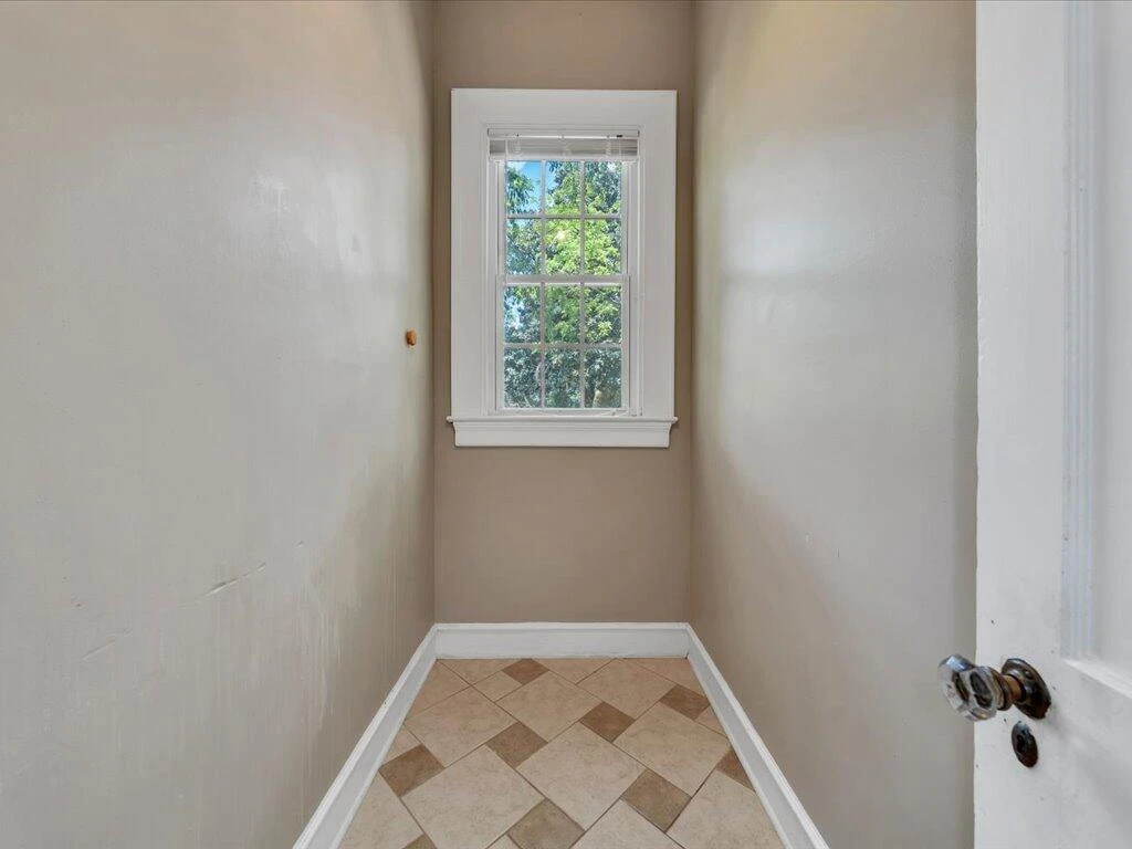 617 E Church ST E - Photo 25
