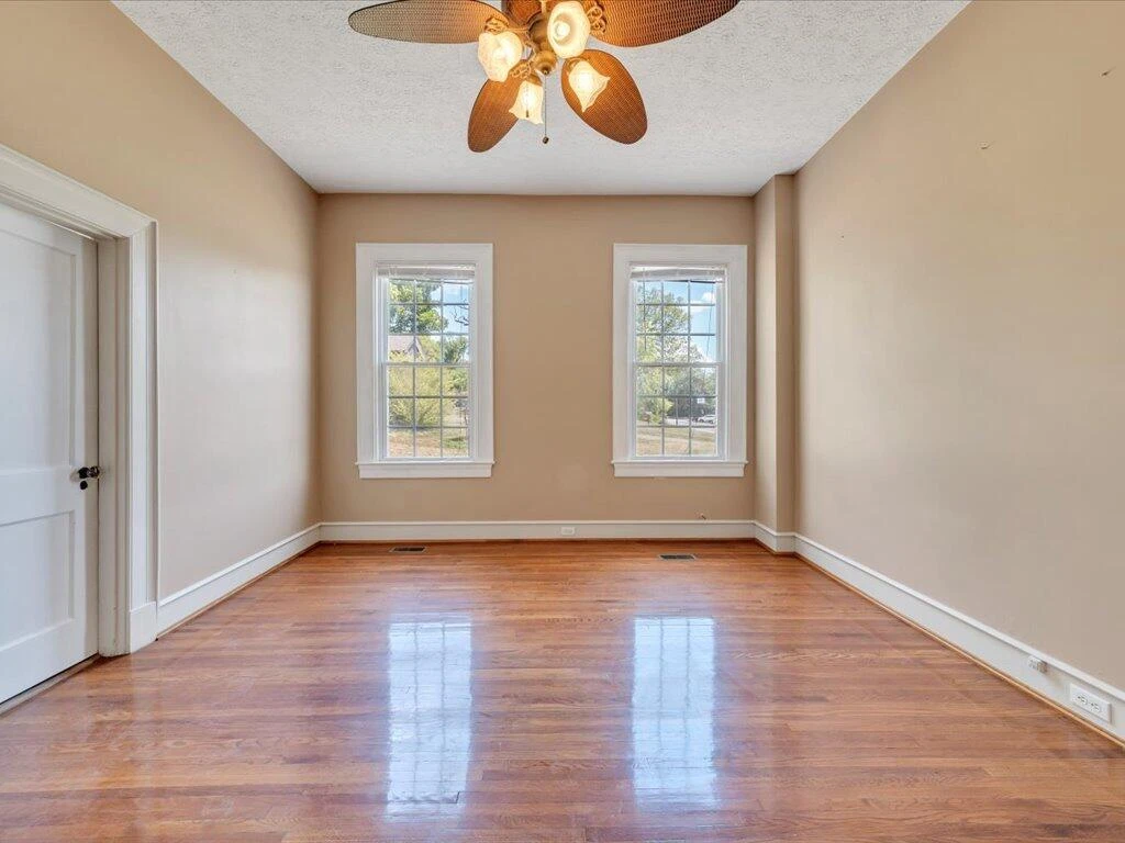 617 E Church ST E - Photo 29