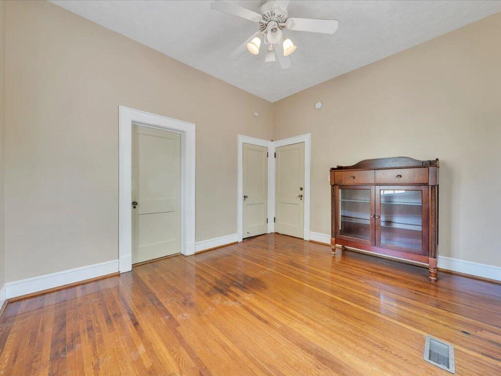 617 E Church ST E - Photo 37