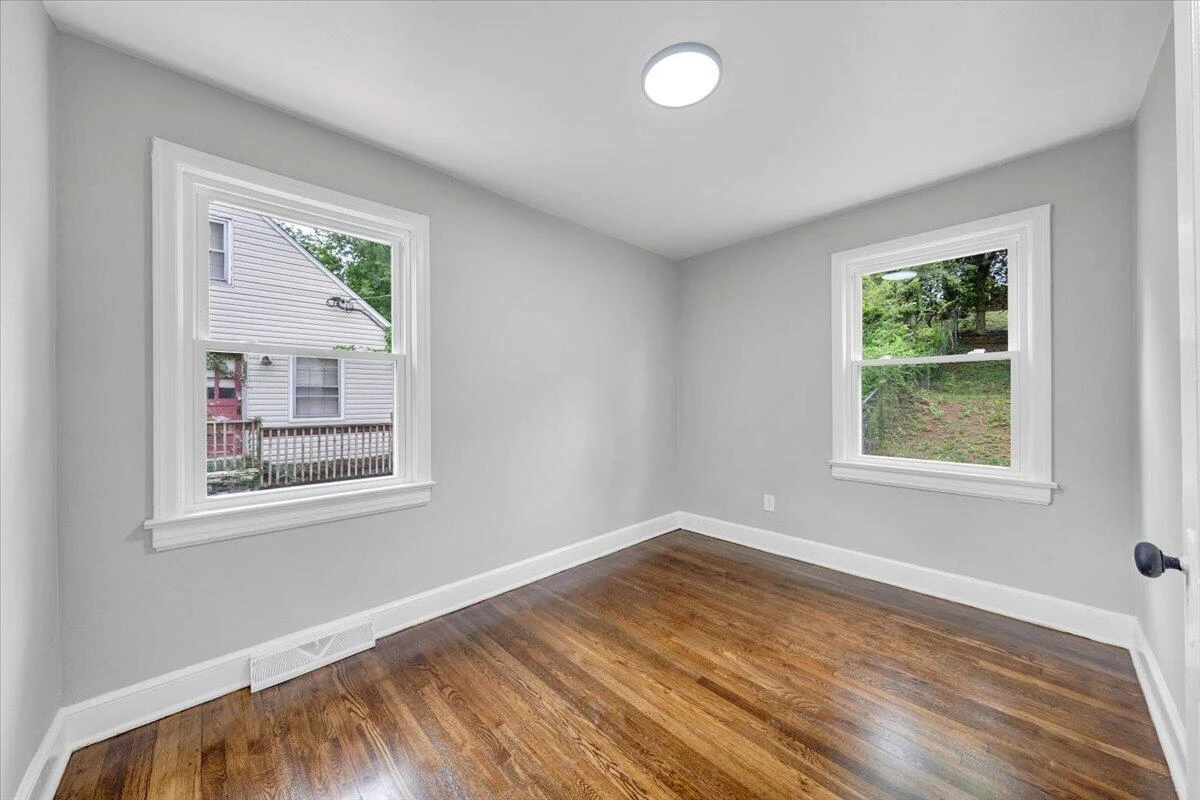 2615 Lansing DR SW - Photo 11