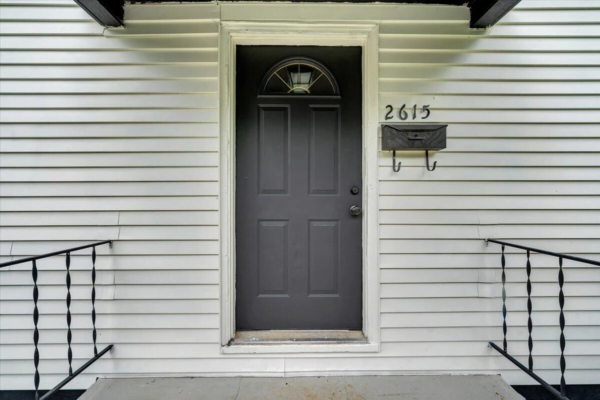 2615 Lansing DR SW - Photo 2