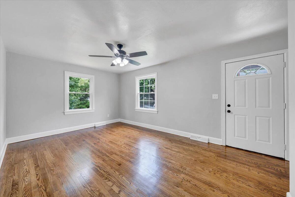 2615 Lansing DR SW - Photo 5