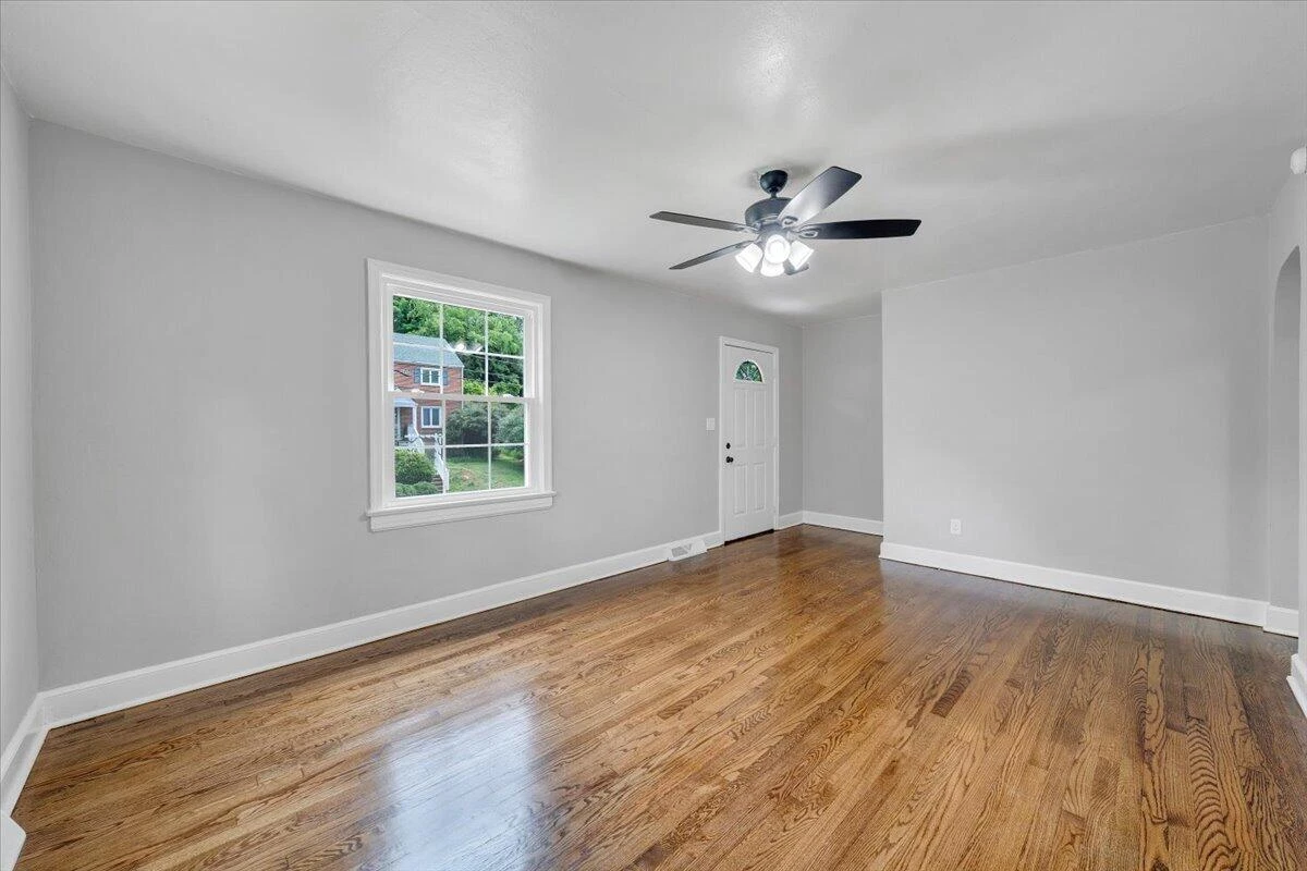 2615 Lansing DR SW - Photo 6