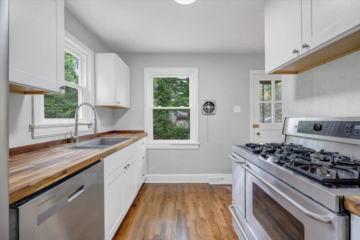 2615 Lansing DR SW - Photo 8