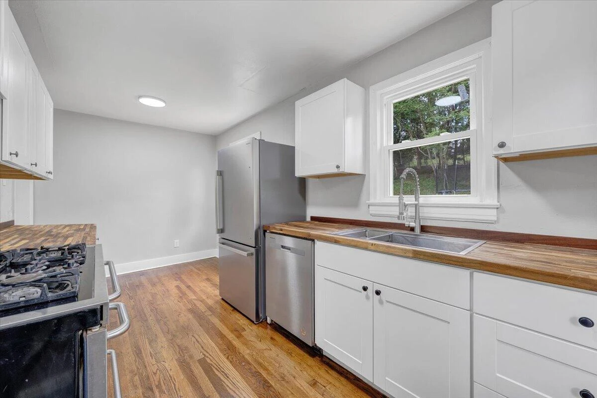 2615 Lansing DR SW - Photo 9