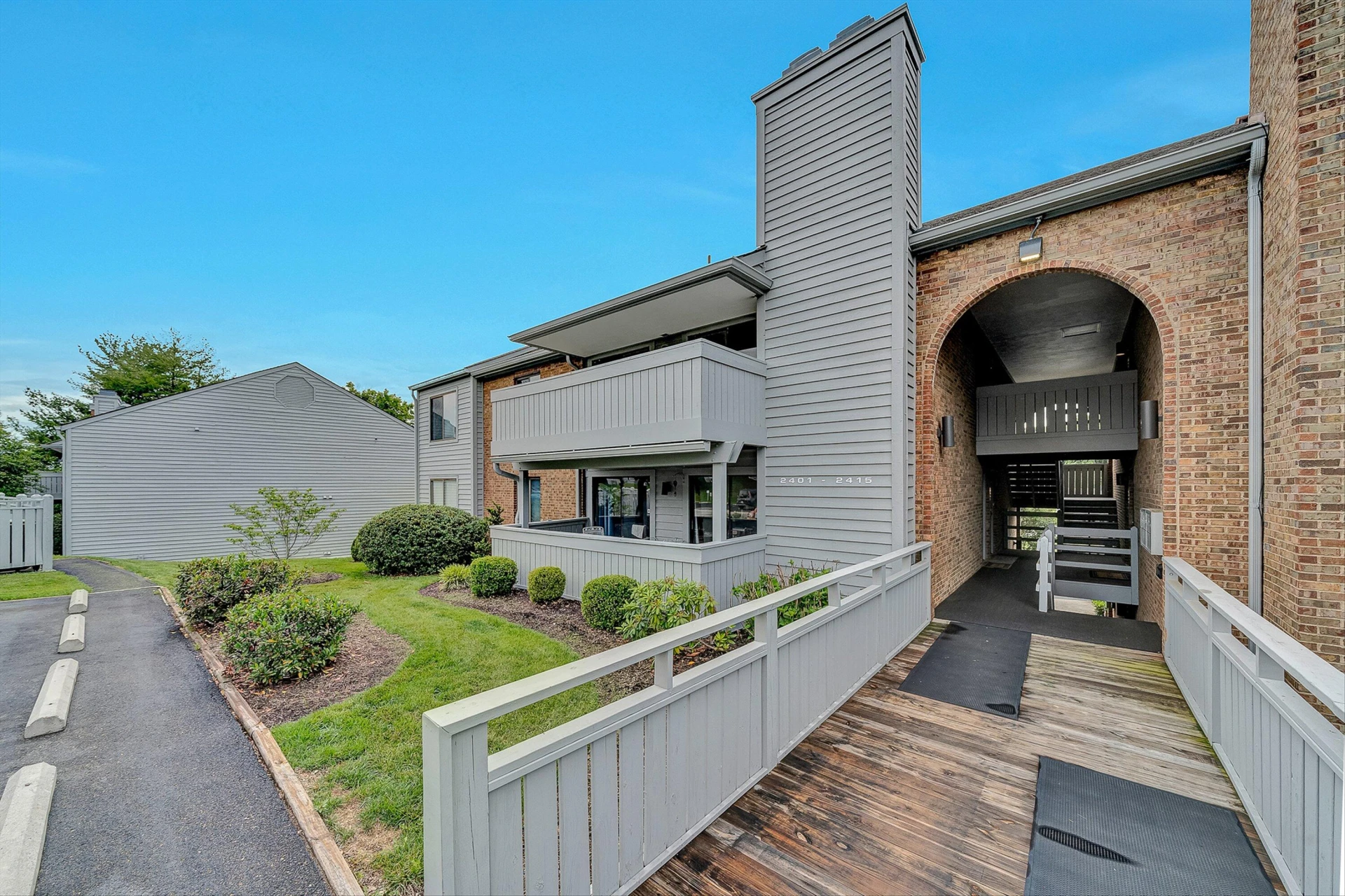 2413 Barnside CT