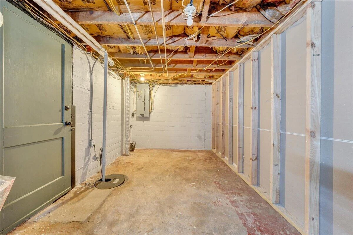 2438 Churchill DR NW - Photo 31