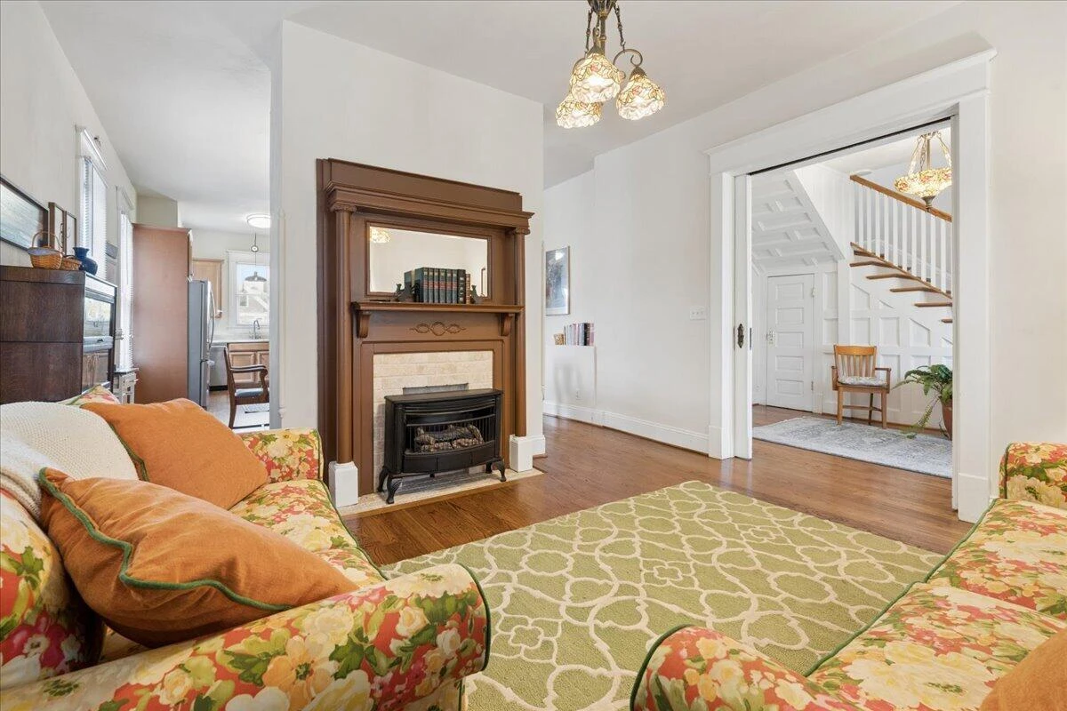 435 Elm AVE SW - Photo 4