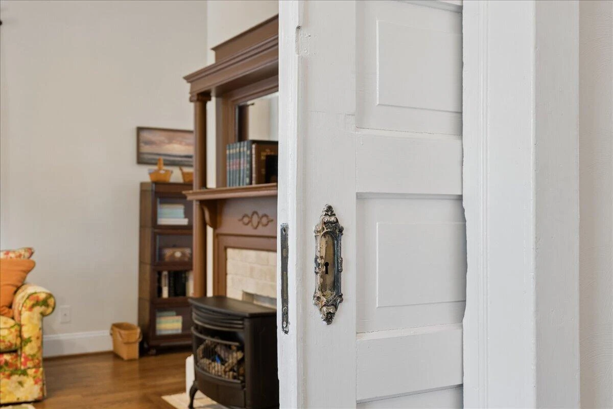 435 Elm AVE SW - Photo 6