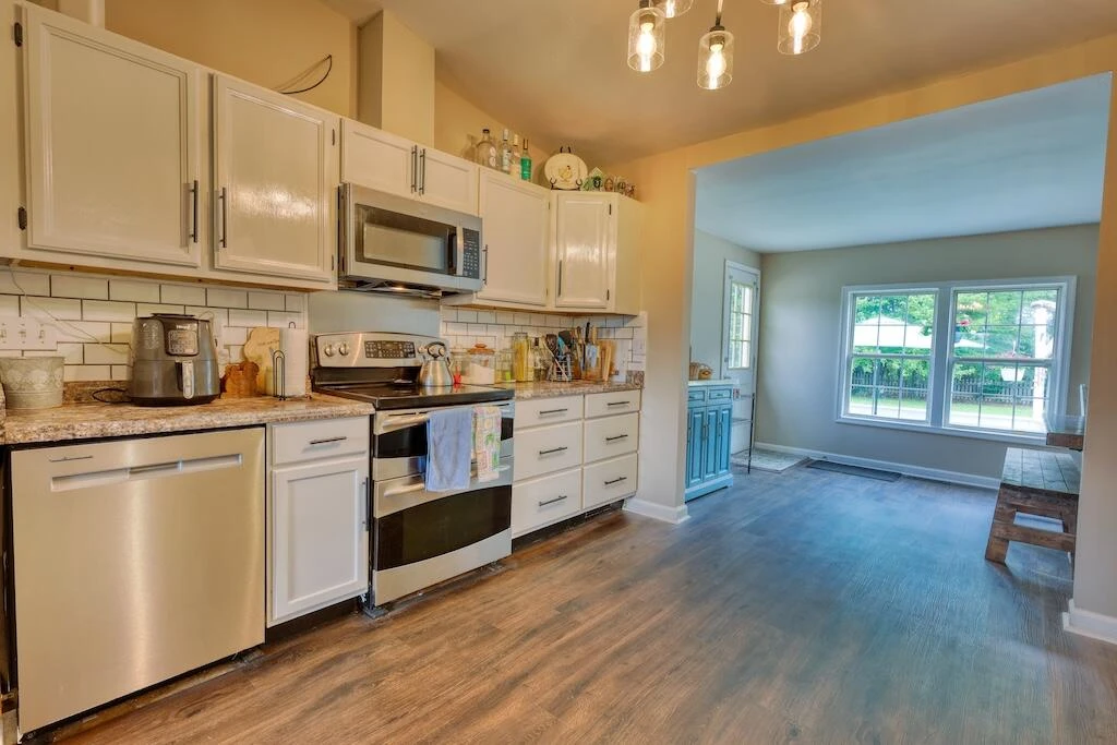1460 Westview DR - Photo 5