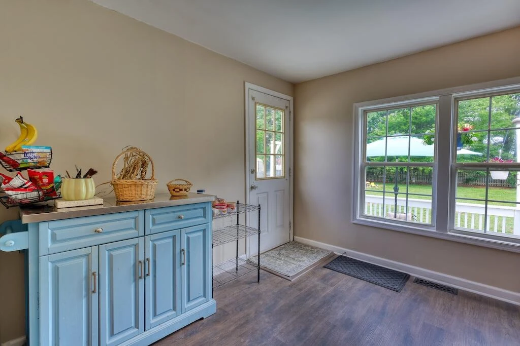 1460 Westview DR - Photo 8