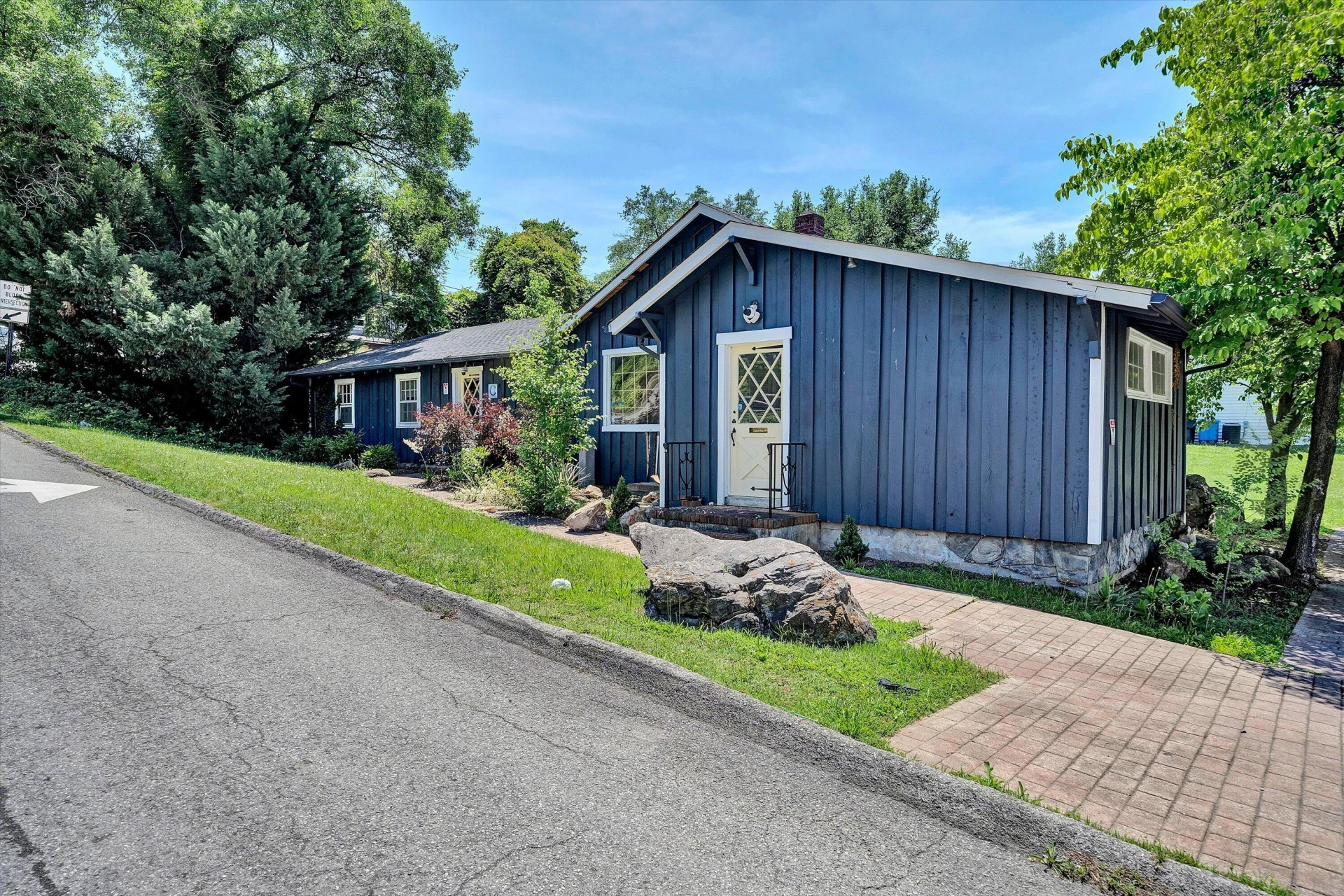 2302 Winthrop AVE SW - Photo 6