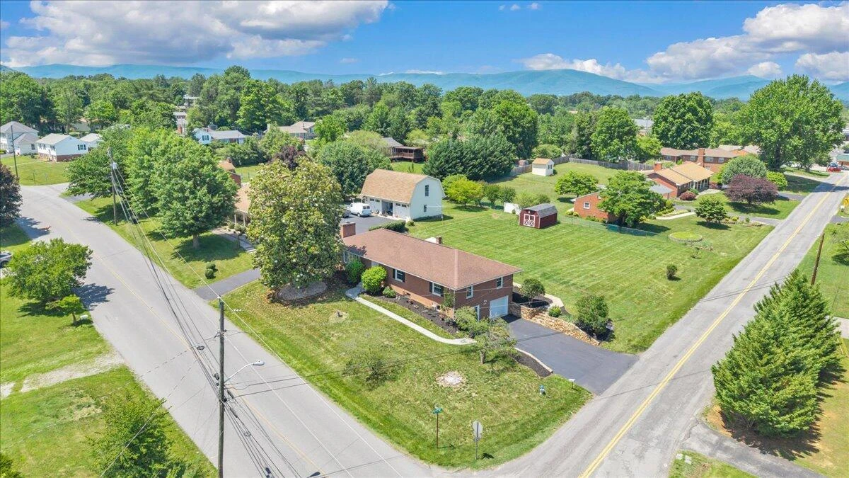 2124 Bridle LN - Photo 2