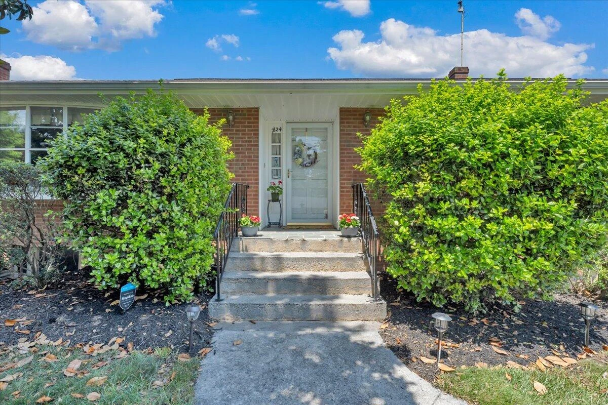 2124 Bridle LN - Photo 5