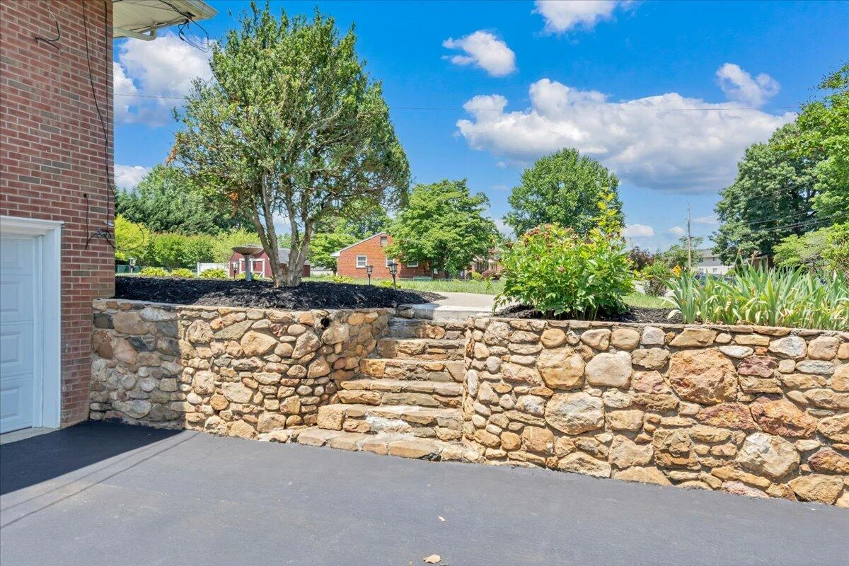 2124 Bridle LN - Photo 53