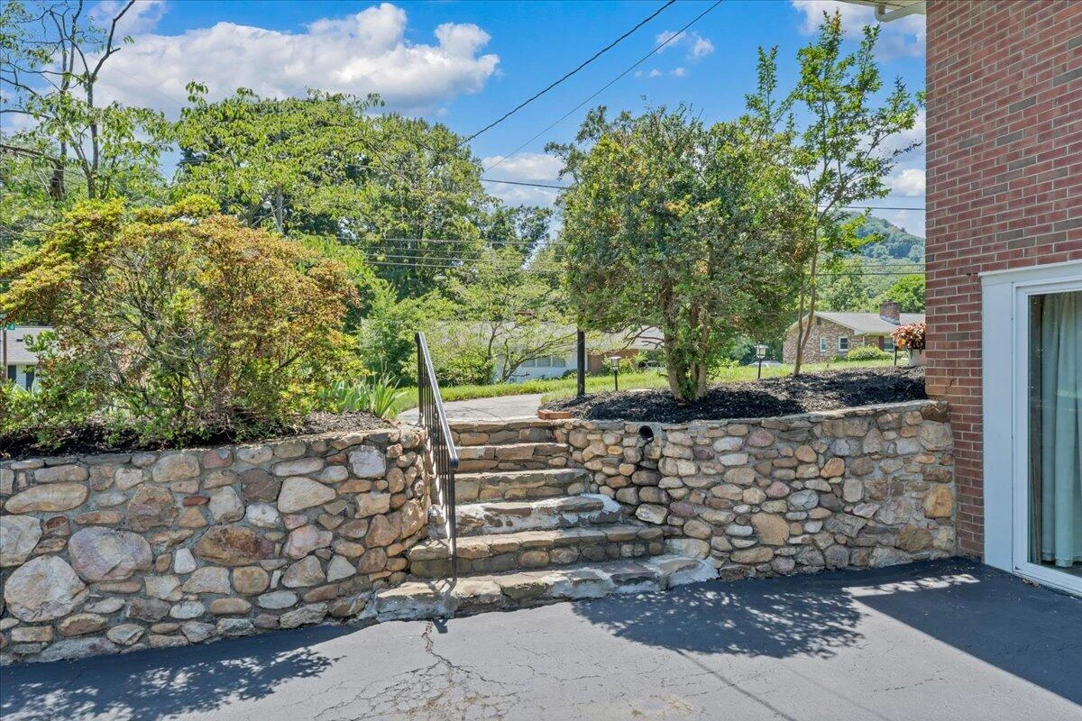 2124 Bridle LN - Photo 55