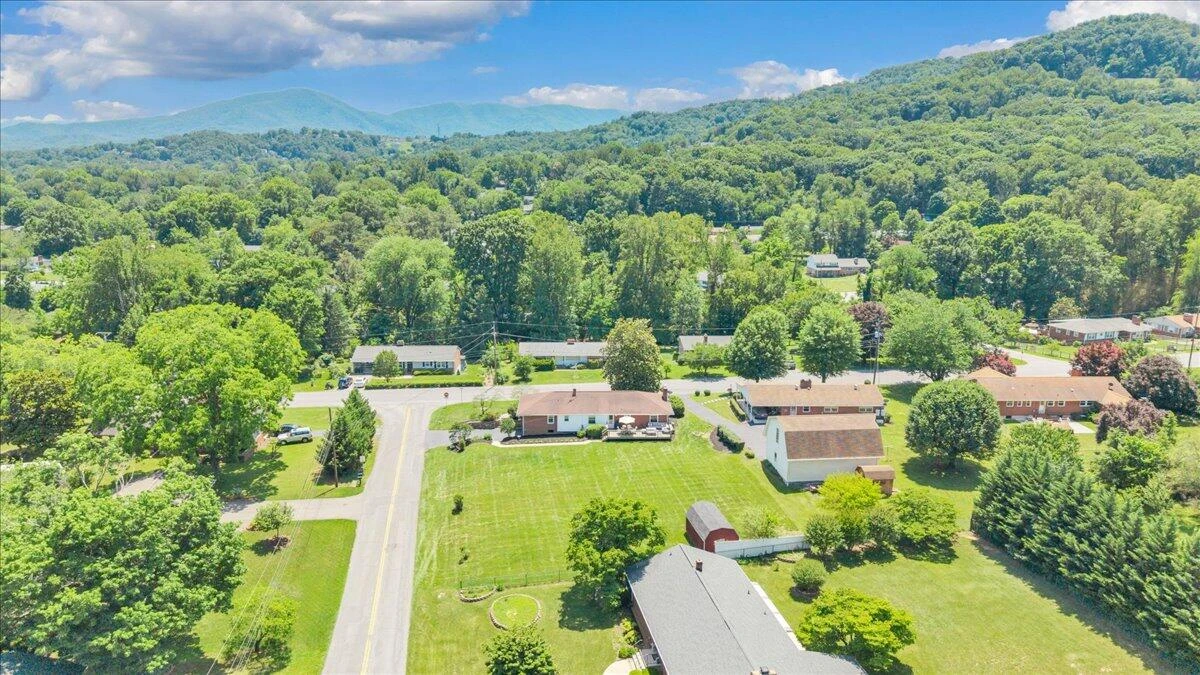 2124 Bridle LN - Photo 79