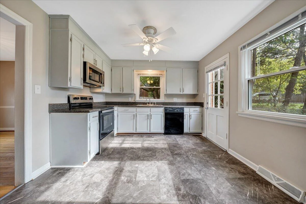 2444 Lincoln AVE SW - Photo 11