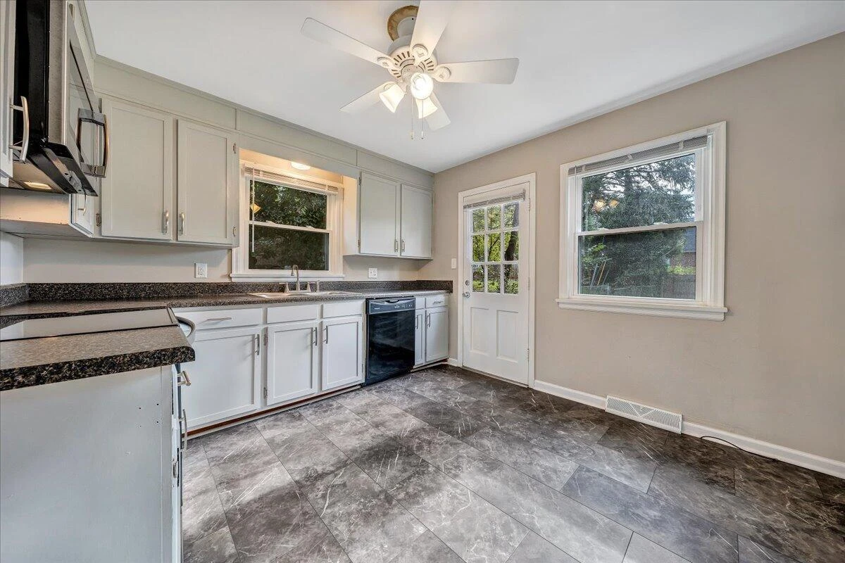 2444 Lincoln AVE SW - Photo 6