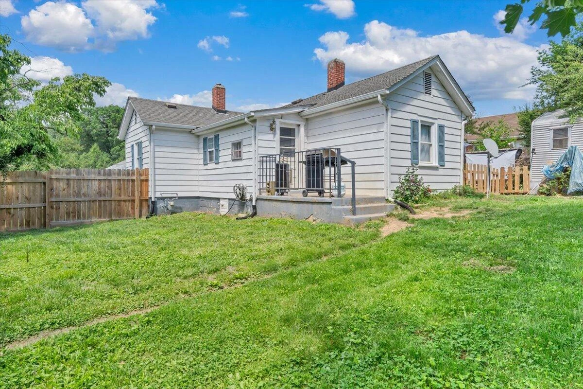 1109 Ray RD SE - Photo 18