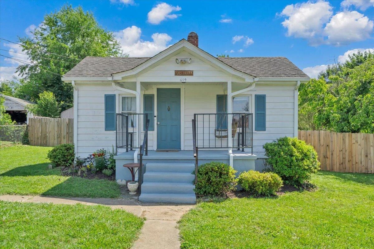 1109 Ray RD SE - Photo 2