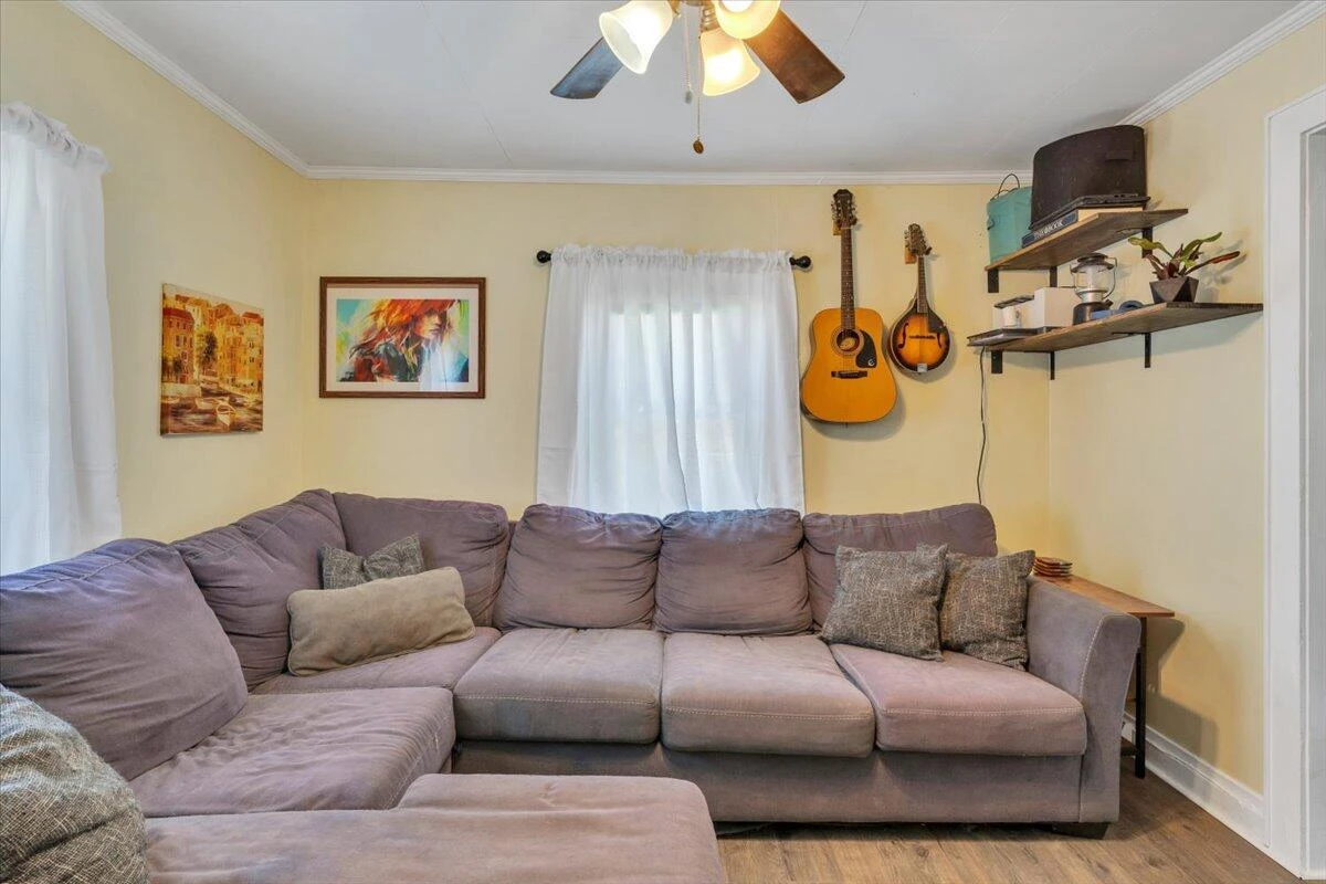 1109 Ray RD SE - Photo 4