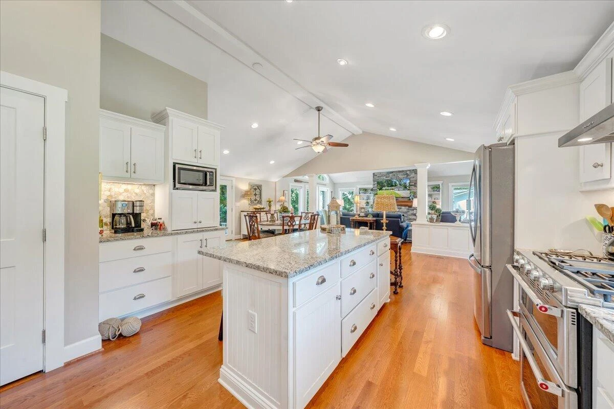 129 Douglas DR - Photo 14
