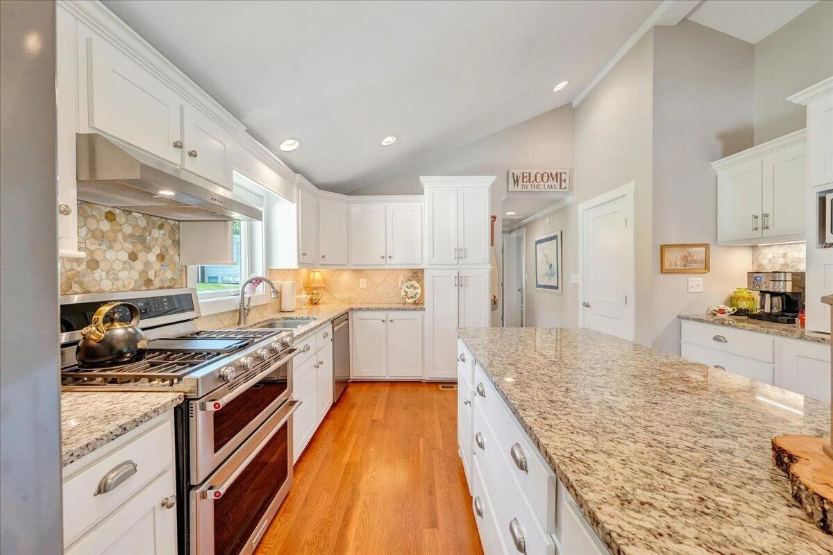 129 Douglas DR - Photo 15