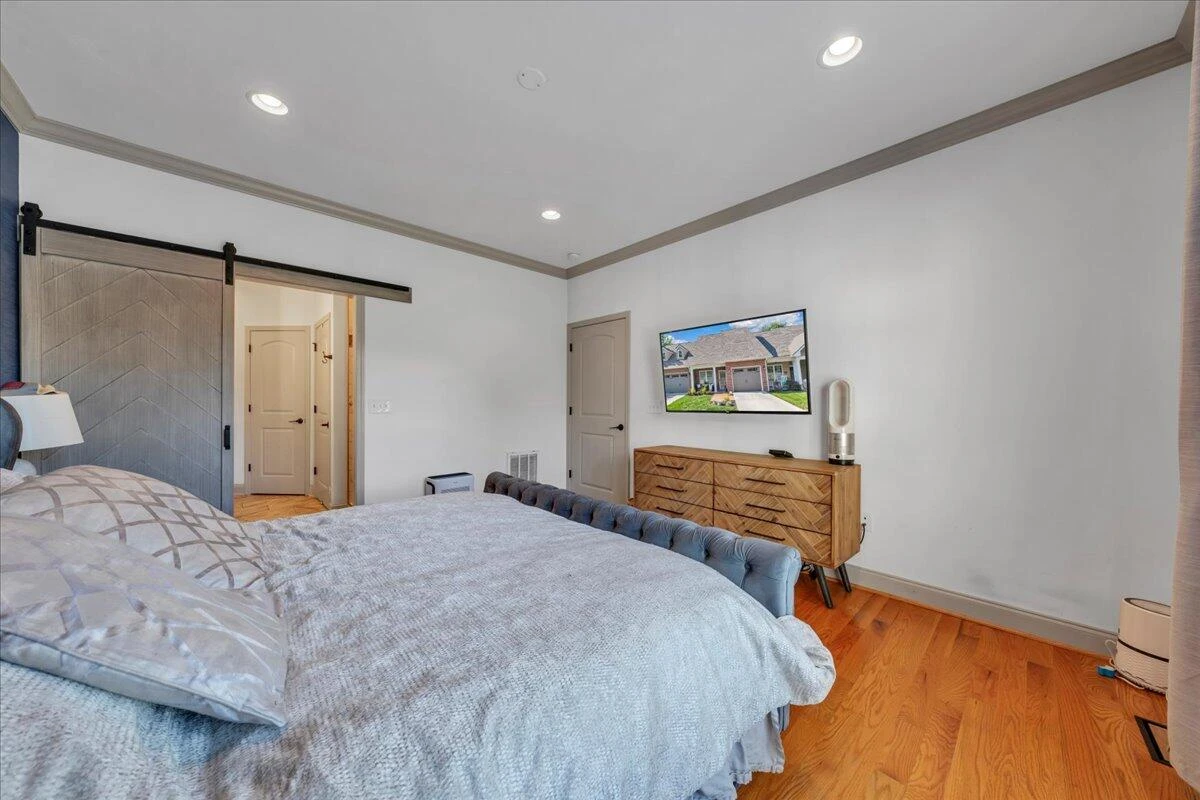 507 E Burwell ST - Photo 28