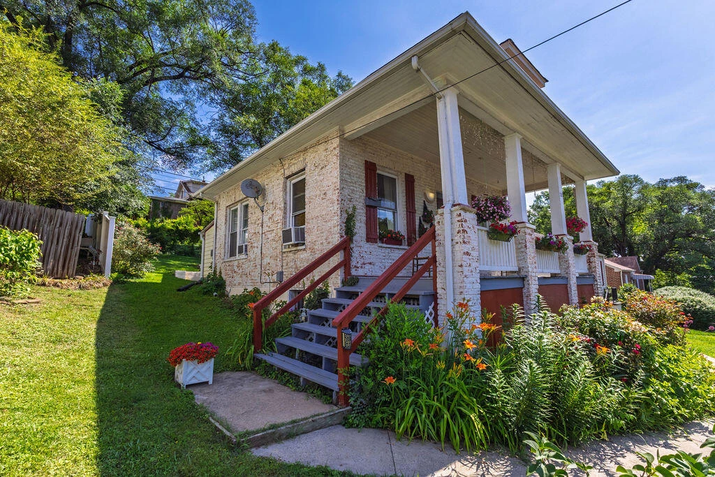 1121 Kerns AVE SW - Photo 8