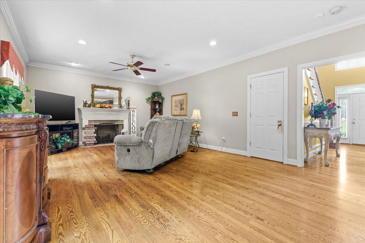 8343 Strathmore LN - Photo 9