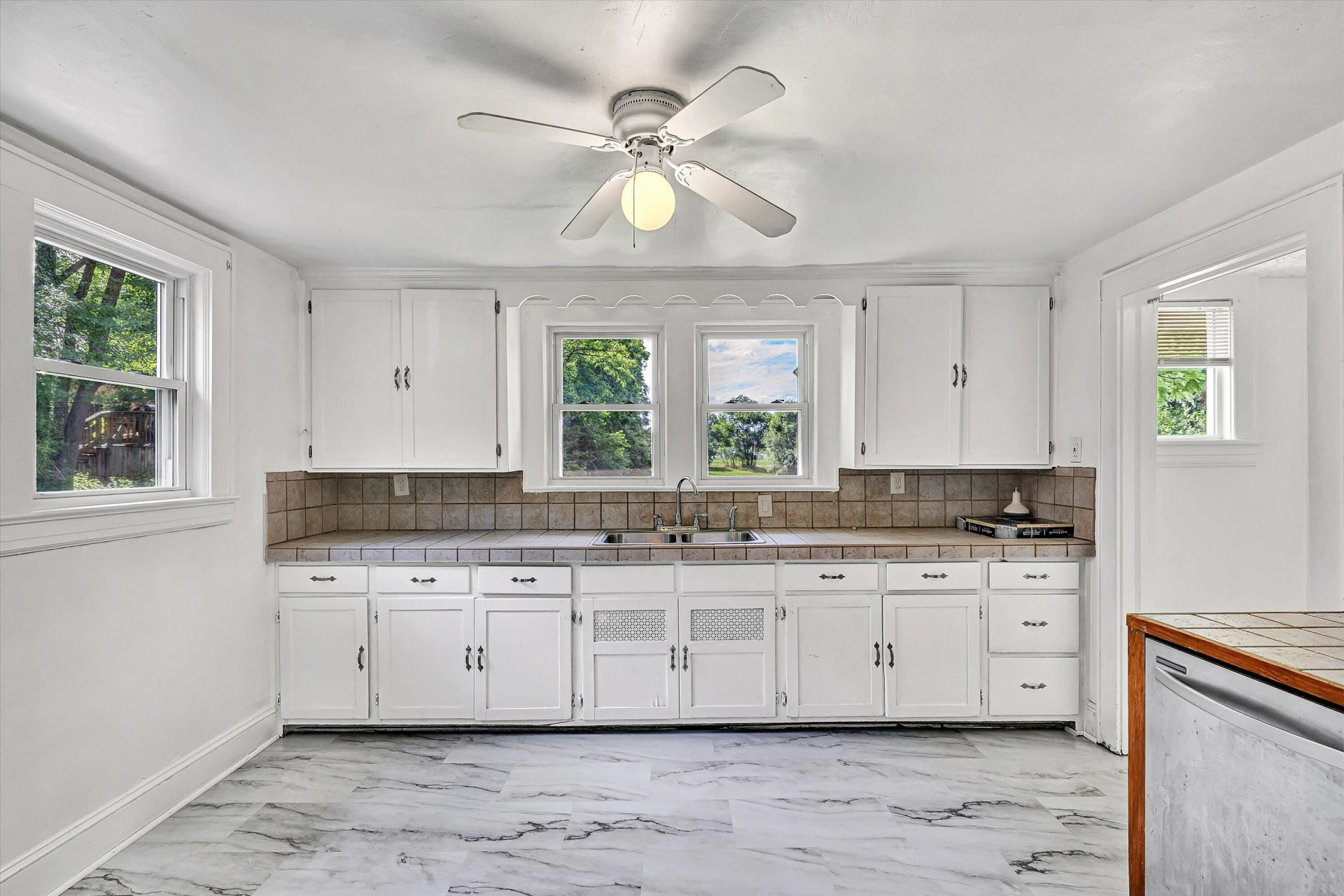 118 Lee AVE NE - Photo 10