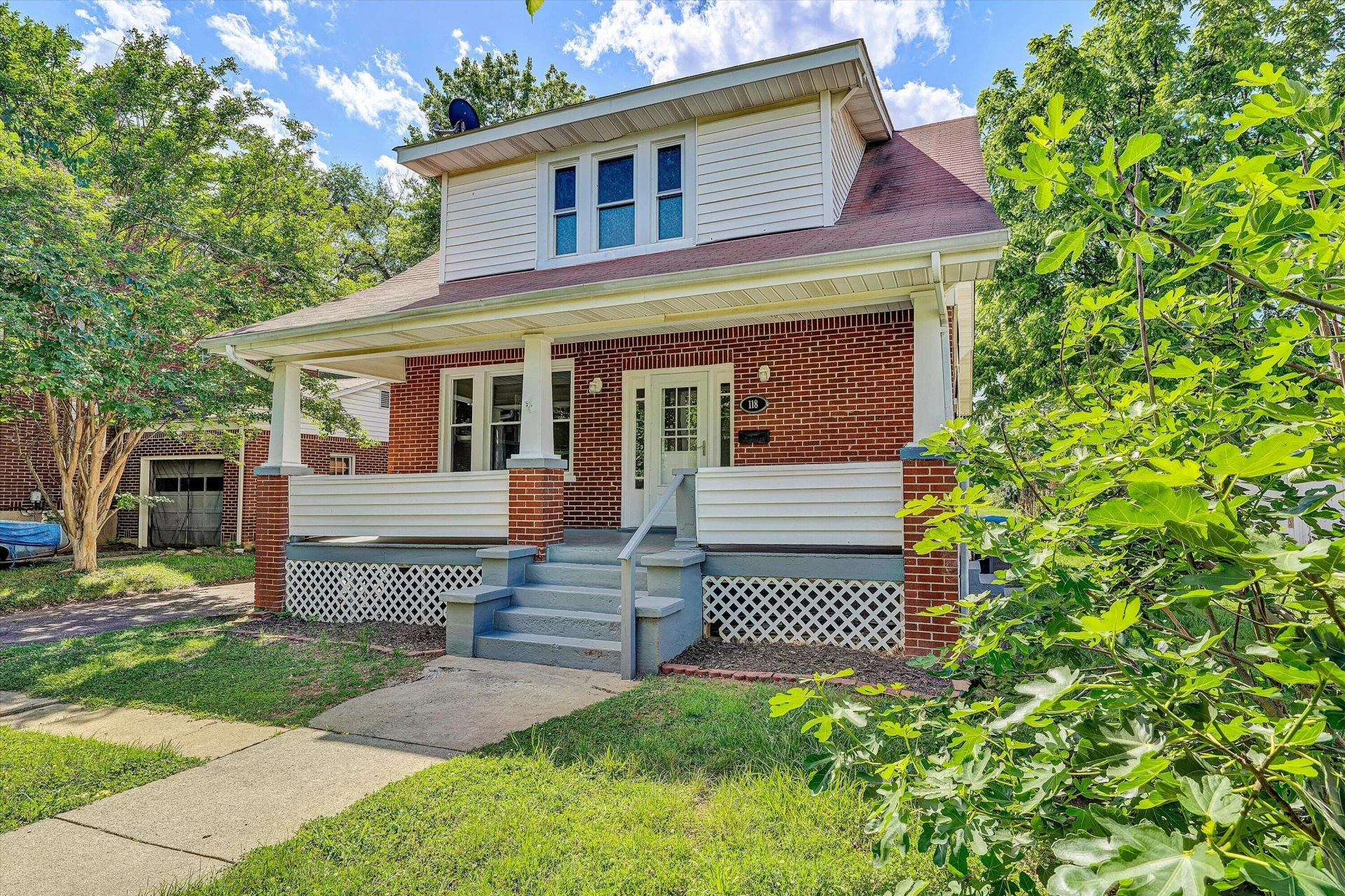 118 Lee AVE NE - Photo 3