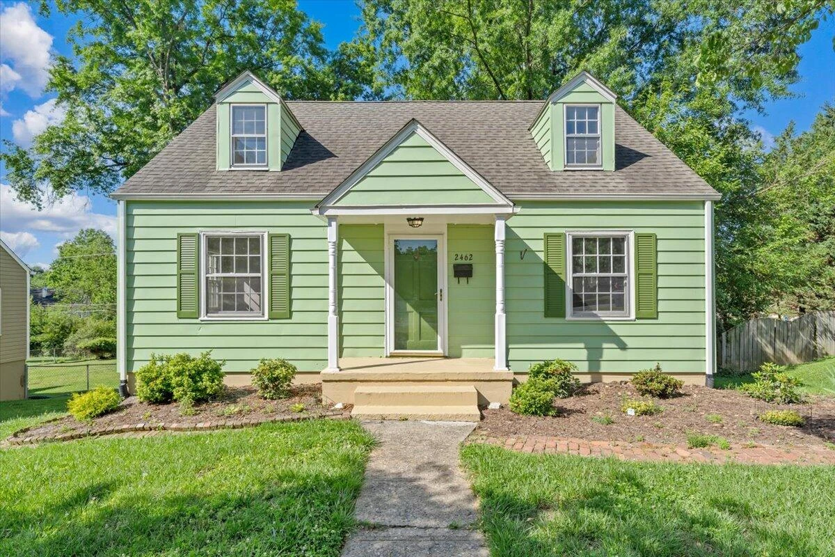 2462 Maiden LN SW